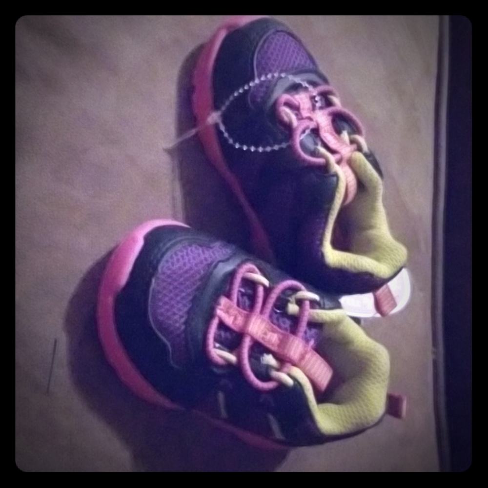 Tennis shoes